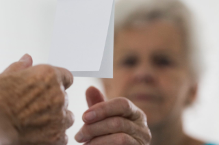 oudere vrouw in de spiegel